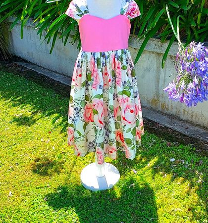 Very sweet large floral print dress. Shoulder cap sleeves which tie in a knot over the elasticated back. Sizes 1,5 & 8