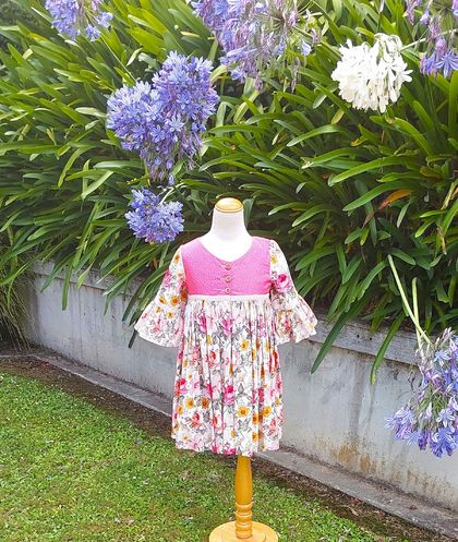 Very sweet cotton floral dress with gathered ¾ sleeve. Size/Age 4