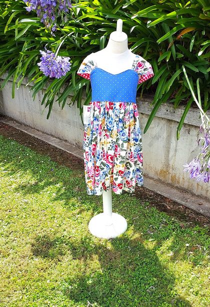 Gorgeous cap sleeved dress with elasticized bodice, full gathered skirt and tie back. Age/Size 6