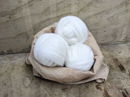 Trouble's fleece - White romney hogget roving 100g balls