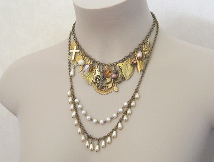 Rococo: statement necklace with charms and vintage pearls, in gold, brass, purple and copper