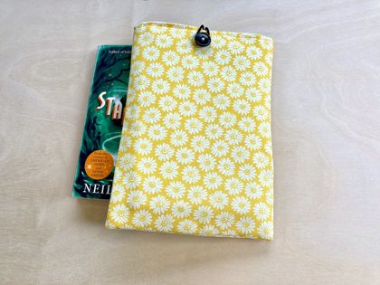 Protective Book Sleeve - Medium Yellow Daisies