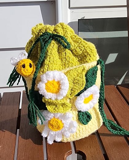 Handmade crochet - Daisies & Bumble bee bag.