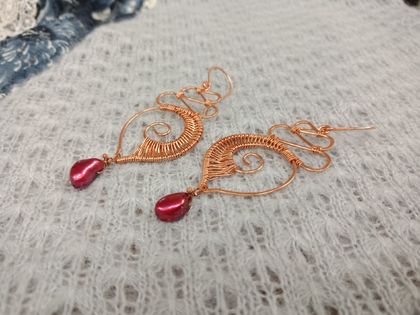 Wire wrapped spiral copper earrings with pearl