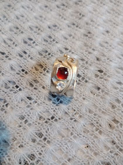 Wide silver ring with garnet and moonstone 