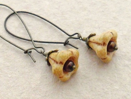 Caramel Flowers earrings: caramel-coloured glass blossoms on long ear-wires