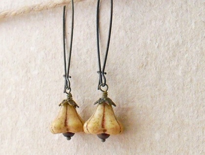 Caramel Flowers earrings: caramel-coloured glass blossoms on long ear-wires