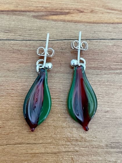 Leafy Shaped Studs - Red/Green