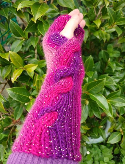 Fingerless cable crochet gloves in maroon and pink